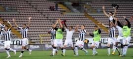 L'Udinese festeggia sotto lo spicchio riservato ai tifosi friulani giunti al Rocco