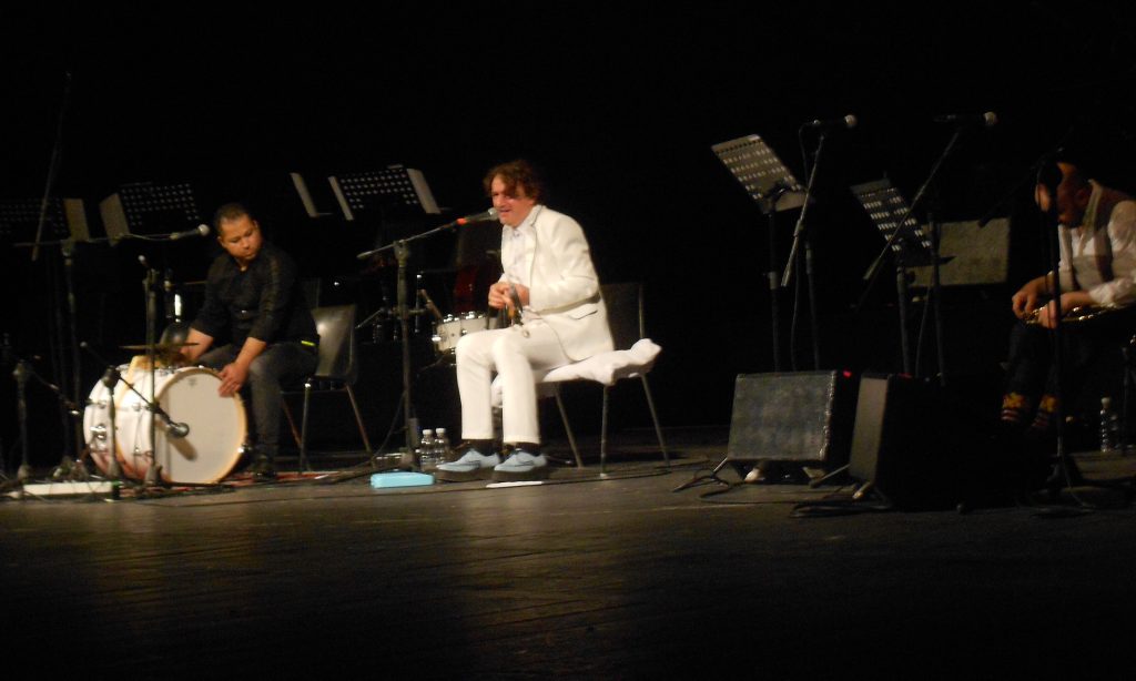 Goran Bregović suona la chitarra elettrica durante il concerto del 12 aprile 2019 al Rossetti di Trieste